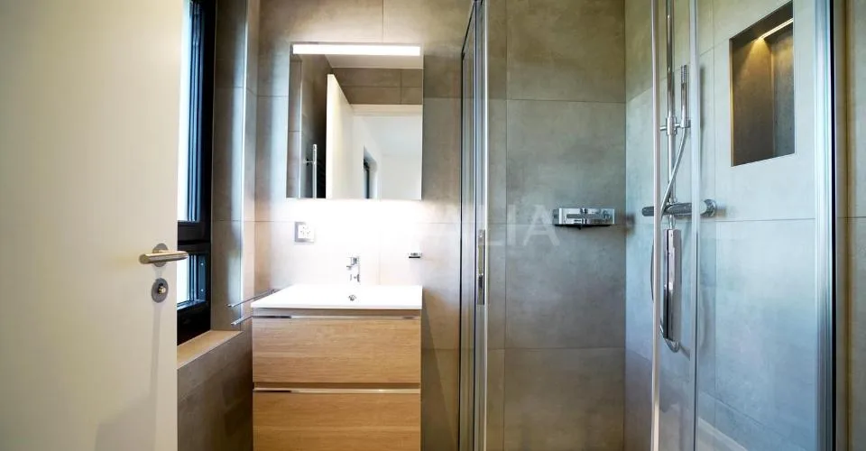 Bel appartement contemporain dans un environnement calme et verdoyant