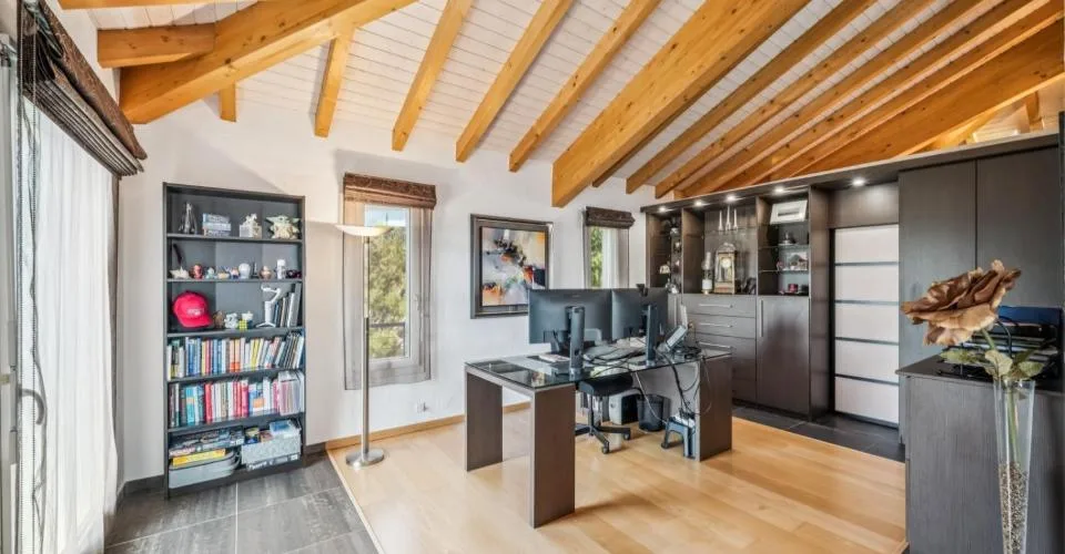 Villa im modernen Architekturstil, spektakuläre Räume, am Fuße des S – Foto 20 von 26