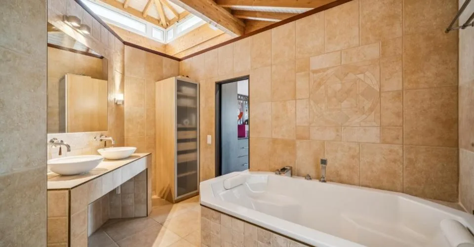 Villa im modernen Architekturstil, spektakuläre Räume, am Fuße des S – Foto 22 von 26