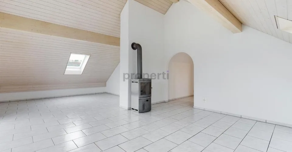Ruhige 3.5-Zimmer-Dachwohnung mit Charme und Südwestbalkon in Diess...