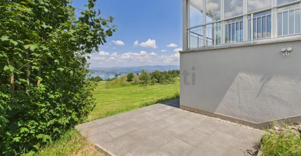 Hoch über dem Zürichsee mit unverbaubarem Seeblick