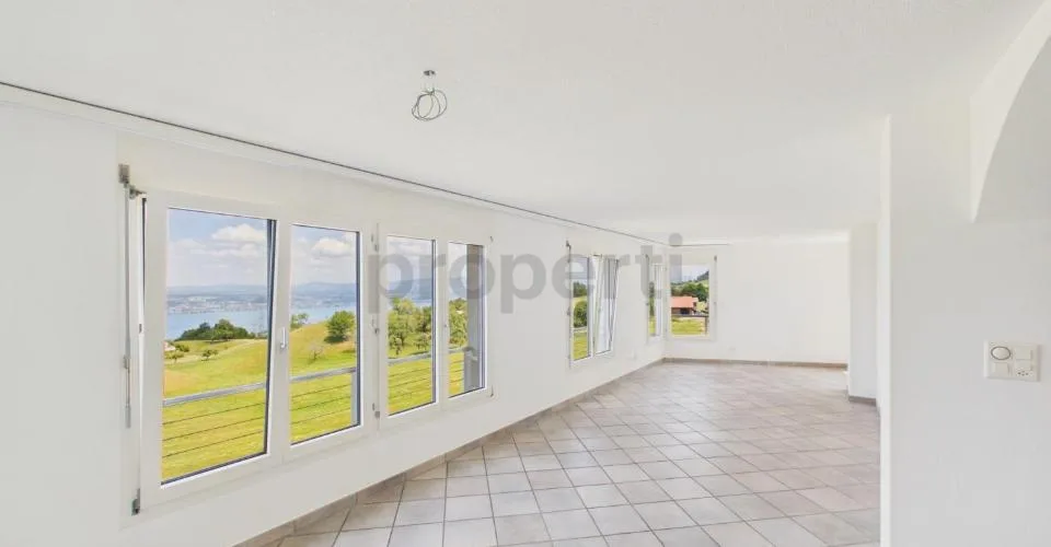 Hoch über dem Zürichsee mit unverbaubarem Seeblick
