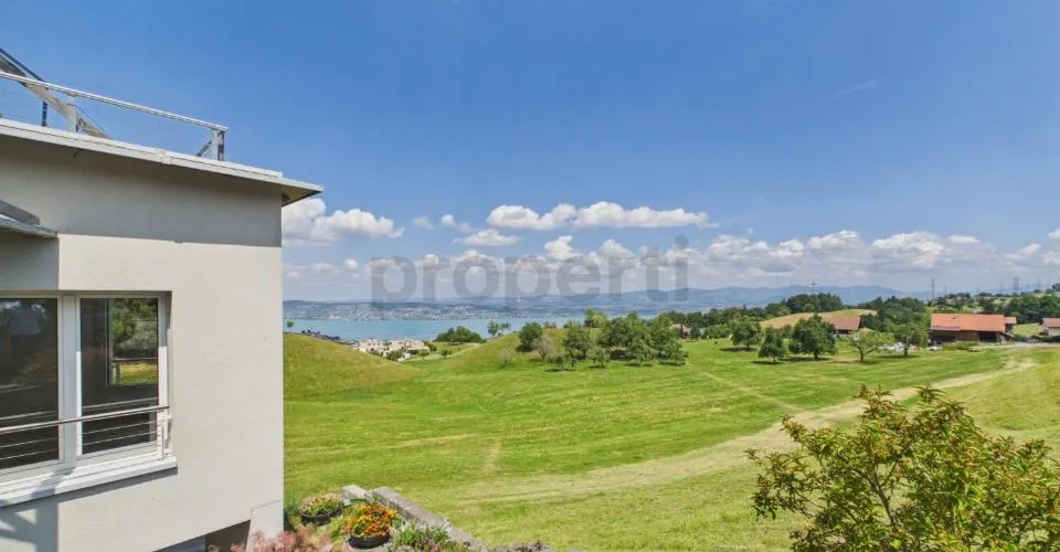 Hoch über dem Zürichsee mit unverbaubarem Seeblick