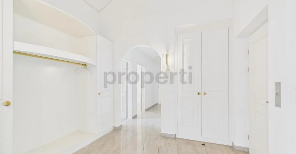 Renovated 6.5-room elegant apartment with elevator and basement, Ennetbürgen
