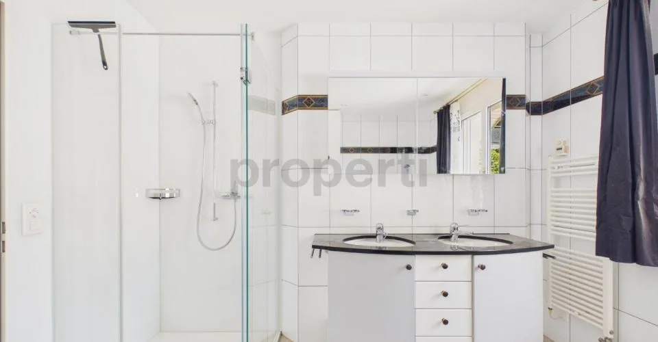 Renovated 6.5-room elegant apartment with elevator and basement, Ennetbürgen