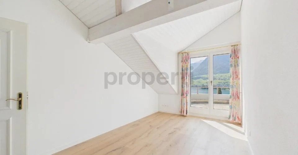 Renovated 6.5-room elegant apartment with elevator and basement, Ennetbürgen