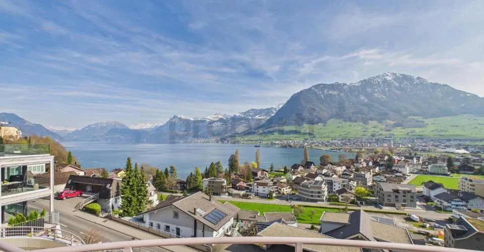 Renovated 6.5-room elegant apartment with elevator and basement, Ennetbürgen