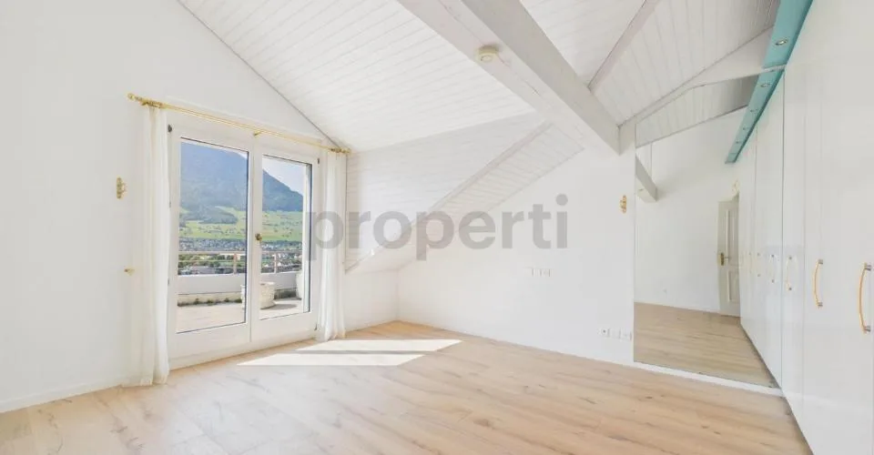 Renovated 6.5-room elegant apartment with elevator and basement, Ennetbürgen