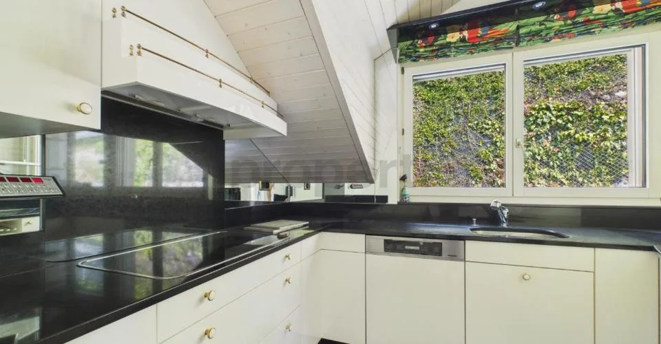Renovated 6.5-room elegant apartment with elevator and basement, Ennetbürgen