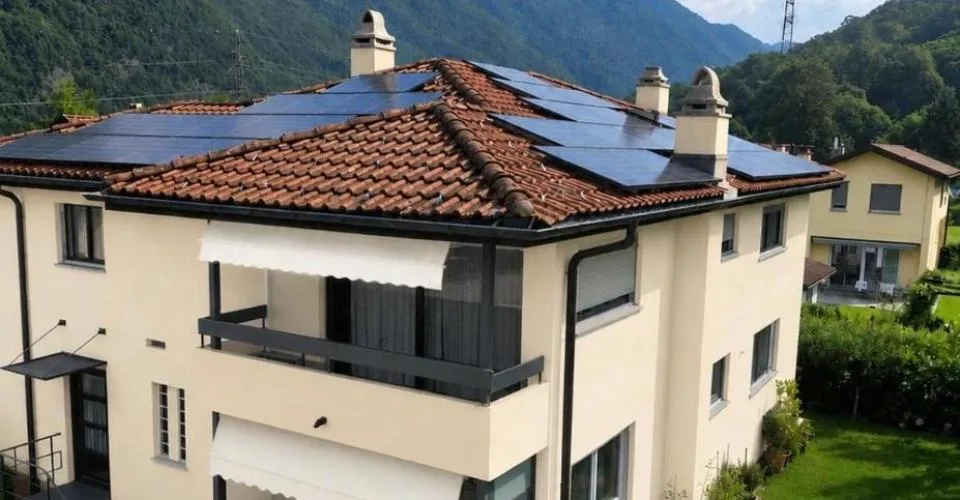 Attico in villa bifamiliare ad Arbedo-Castione, completamente rinnovato – foto 13 di 24