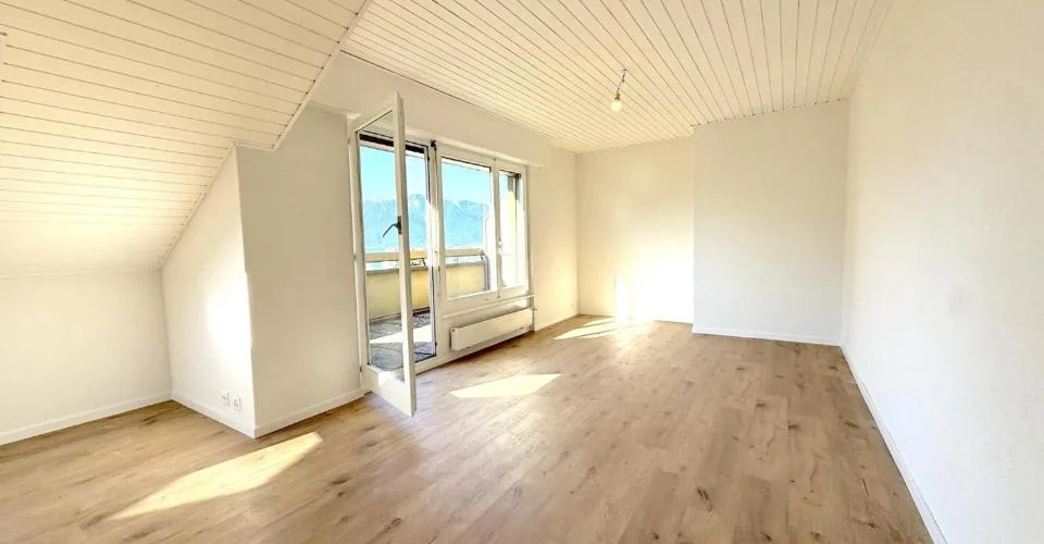 Grand appartement de 3.5 pièces avec balcon, au dernier étage – Foto 3 von 9