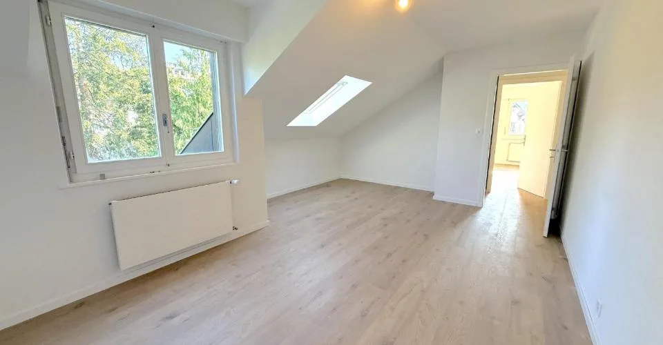 Grand appartement de 3.5 pièces avec balcon, au dernier étage – Foto 5 von 9