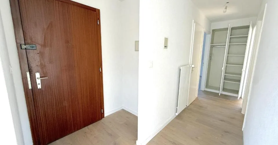Grand appartement de 3.5 pièces avec balcon, au dernier étage – Foto 9 von 9