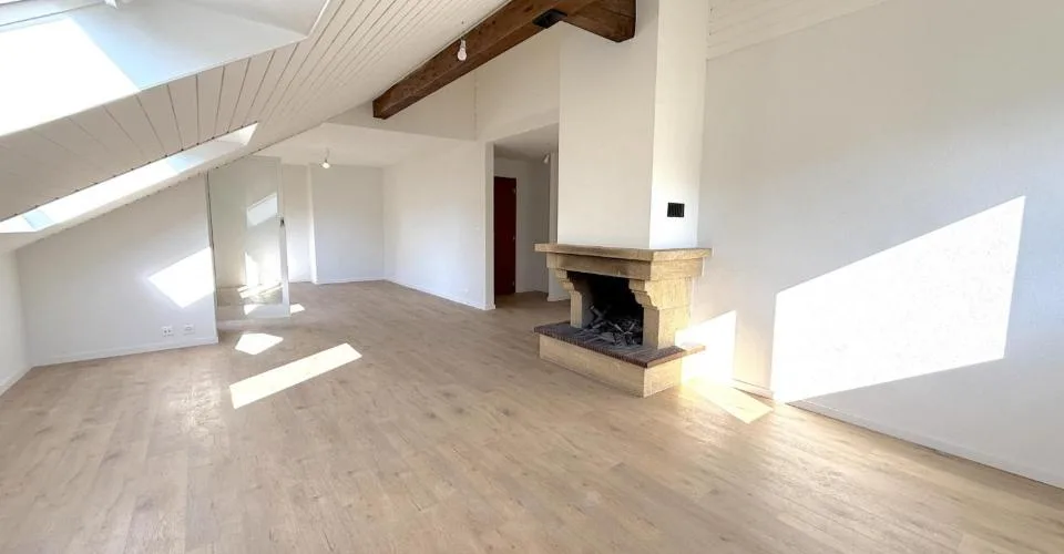 Grand appartement de 3.5 pièces avec balcon, au dernier étage – Foto 2 von 9