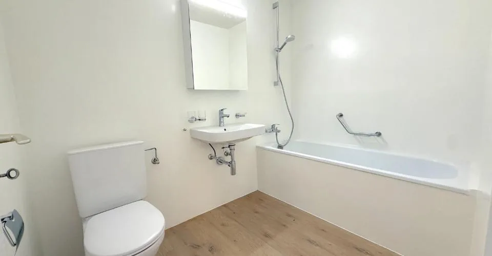 Grand appartement de 3.5 pièces avec balcon, au dernier étage – Foto 7 von 9