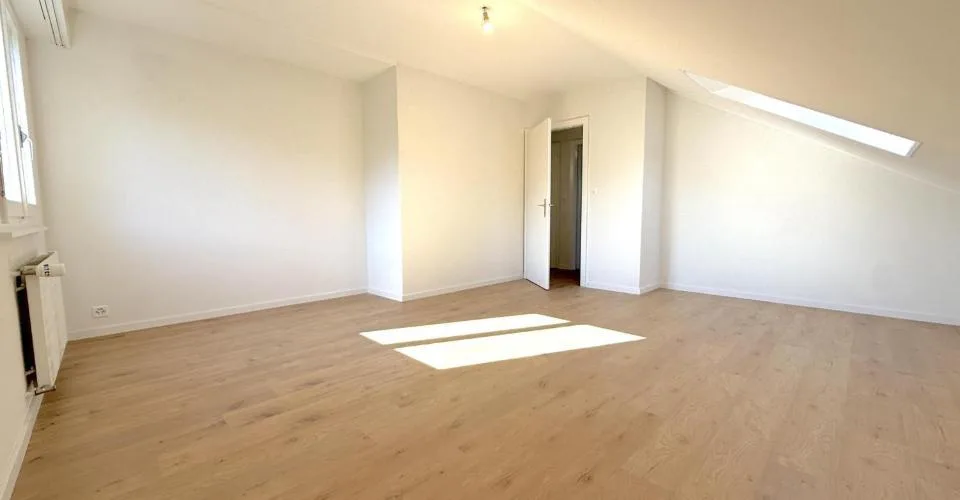 Grand appartement de 3.5 pièces avec balcon, au dernier étage – Foto 6 von 9