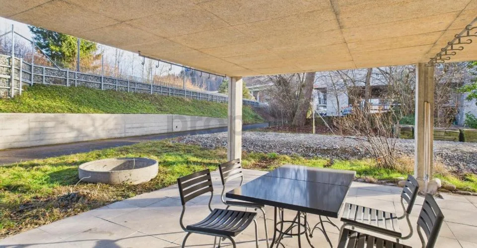 Vivre dans une icône de l'architecture suisse | Appartement-maisonnette unique de 4,5 pièces dans l'ensemble protégé Atelier-5 à Flamatt