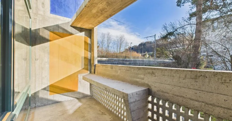 Vivre dans une icône de l'architecture suisse | Appartement-maisonnette unique de 4,5 pièces dans l'ensemble protégé Atelier-5 à Flamatt