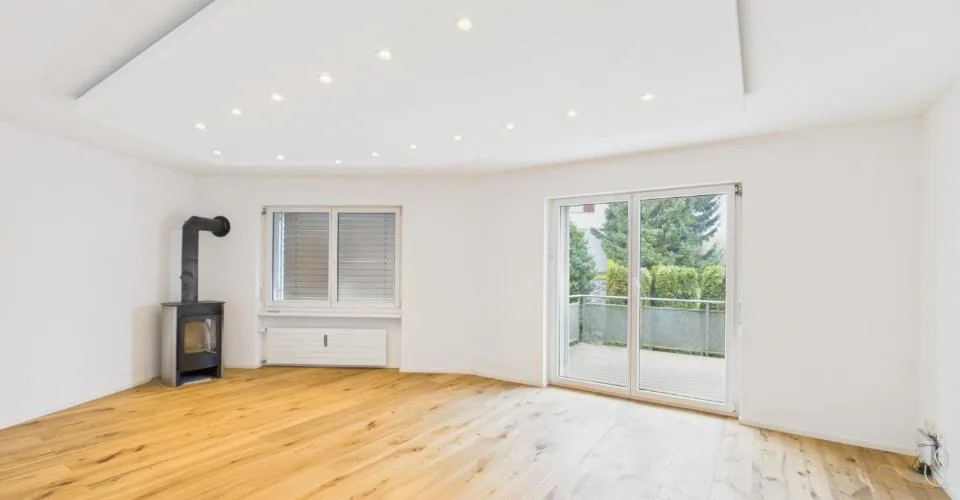 Poêle suédois confortable et terrasse avec boîte de garage incluse