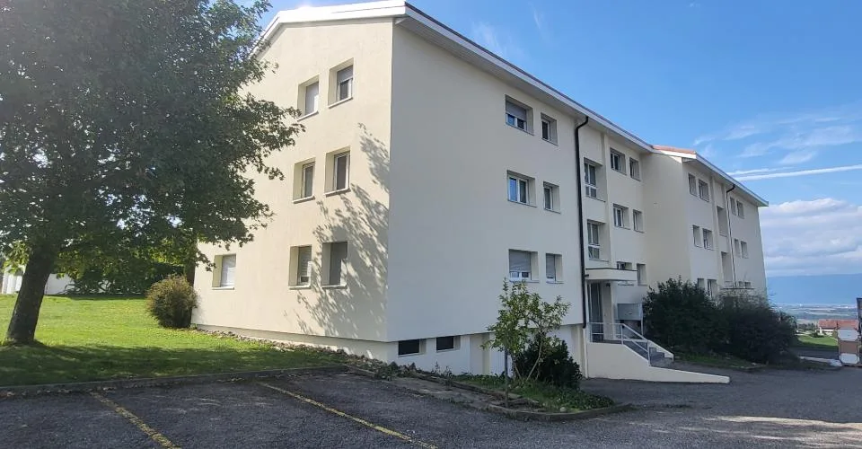 Appartement 4,5 pièces avec balcon et vue – Foto 2 von 9
