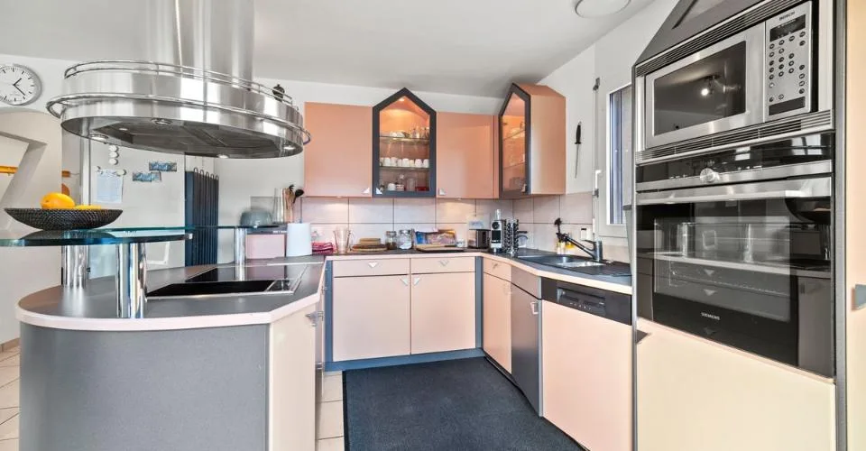 A deux pas d'Estavayer-le-Lac : villa avec piscine, sauna et 4 chambres sur 910 m² – photo 3 sur 13