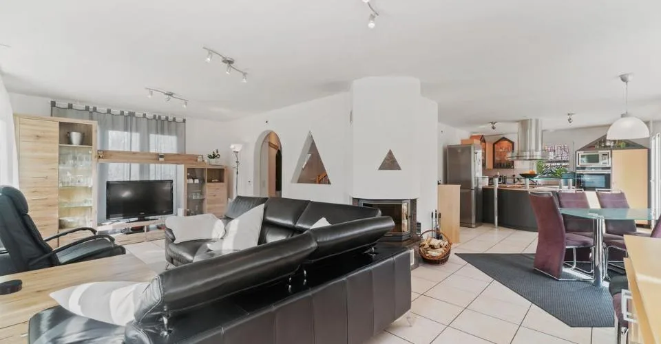 A deux pas d'Estavayer-le-Lac : villa avec piscine, sauna et 4 chambres sur 910 m² – photo 5 sur 13