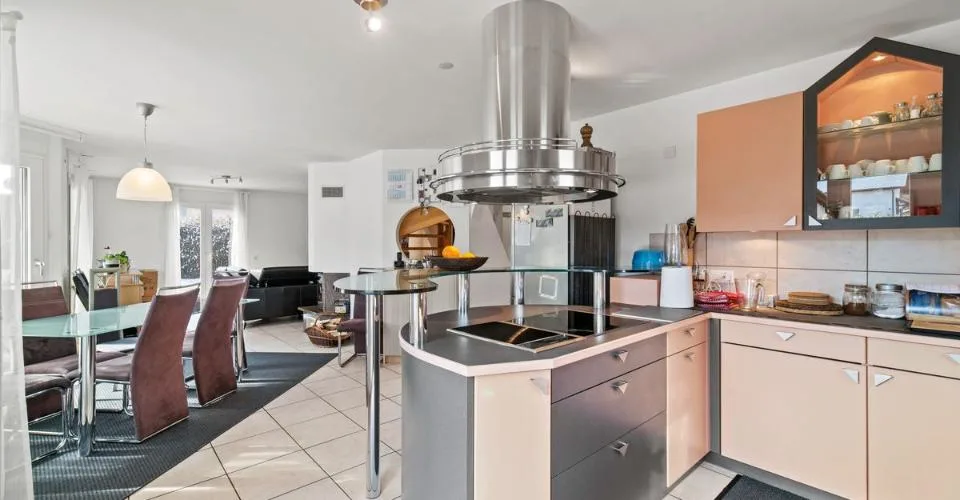 A deux pas d'Estavayer-le-Lac : villa avec piscine, sauna et 4 chambres sur 910 m² – photo 4 sur 13