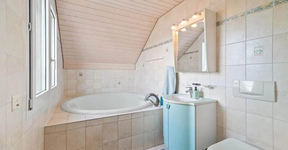 A deux pas d'Estavayer-le-Lac : villa avec piscine, sauna et 4 chambres sur 910 m² – photo 9 sur 13