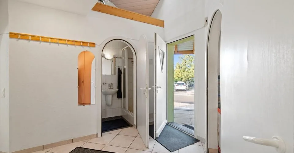 A deux pas d'Estavayer-le-Lac : villa avec piscine, sauna et 4 chambres sur 910 m² – photo 11 sur 13
