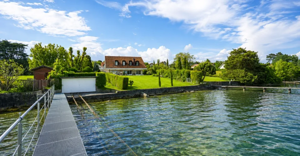 Une propriété unique composée de deux villas avec accès privatif au la – Foto 4 von 13