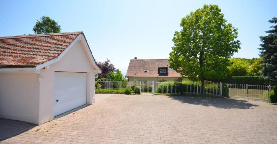 Une propriété unique composée de deux villas avec accès privatif au la – Foto 13 von 13