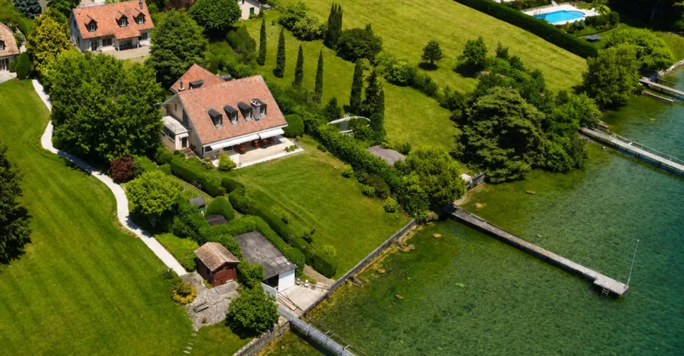 Une propriété unique composée de deux villas avec accès privatif au la – Foto 2 von 13