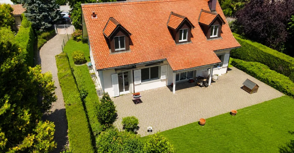 Une propriété unique composée de deux villas avec accès privatif au la – Foto 8 von 13