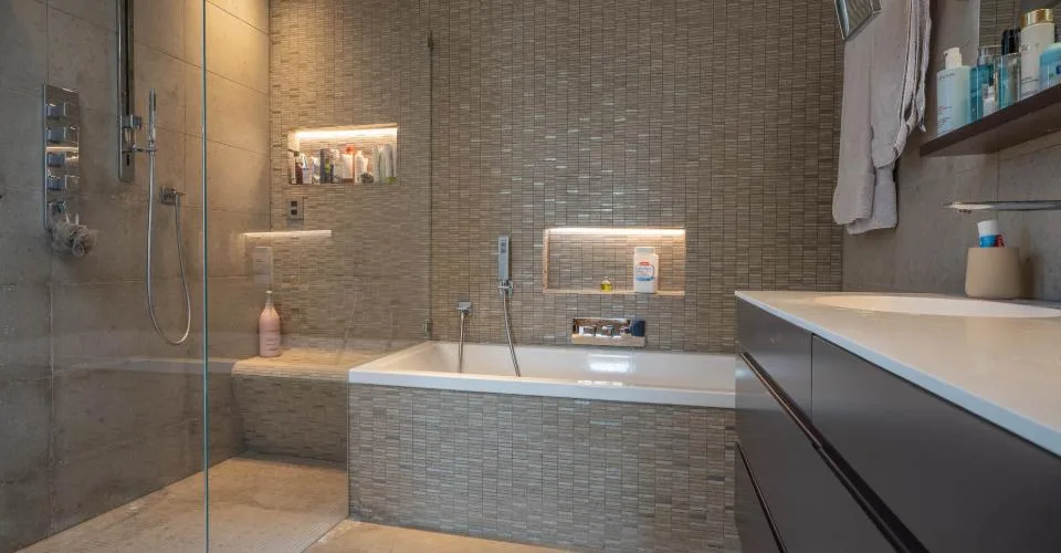 Lausanne Chailly, triplex de deux appartements avec 5 chambres en suites, 2 bureaux, jardin et piscine – Foto 9 von 18