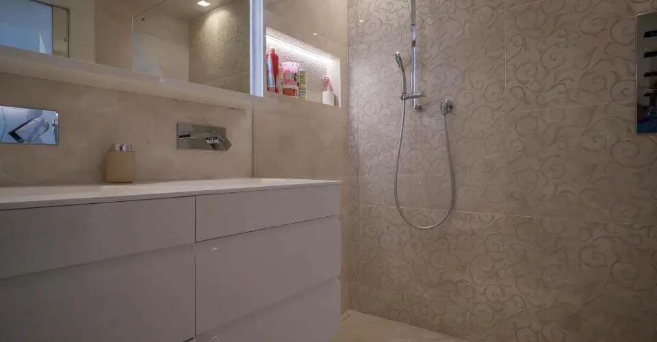 Lausanne Chailly, triplex de deux appartements avec 5 chambres en suites, 2 bureaux, jardin et piscine – Foto 16 von 18