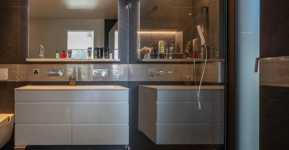 Lausanne Chailly, triplex de deux appartements avec 5 chambres en suites, 2 bureaux, jardin et piscine – Foto 13 von 18