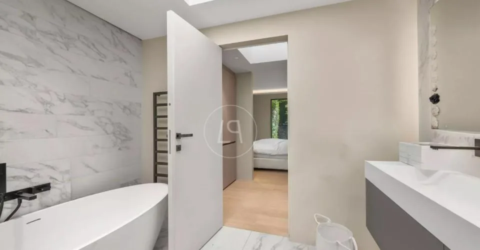 Villa contemporaine d'exception, vue et accès privé au lac,rive gauche – photo 12 of 12