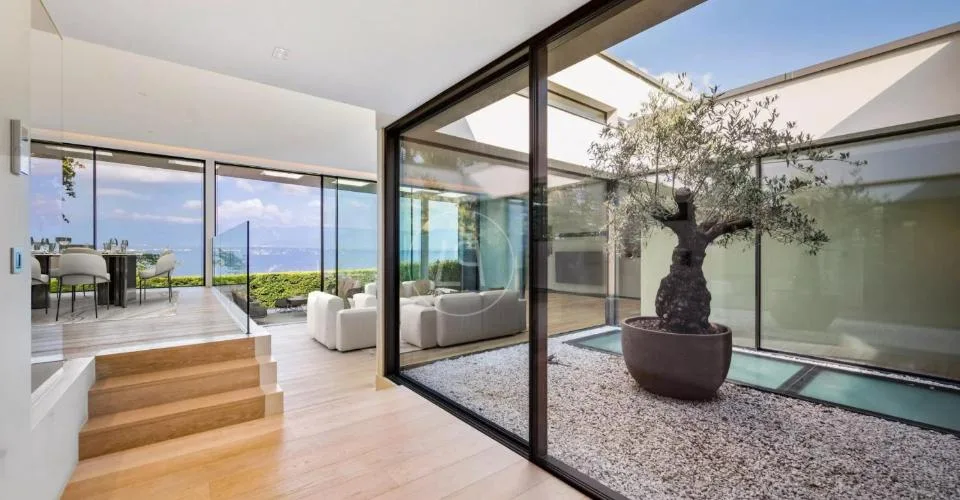 Villa contemporaine d'exception, vue et accès privé au lac,rive gauche – photo 3 of 12