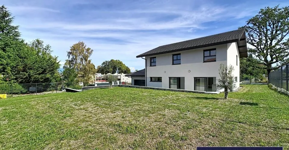 Maison vue lac et clocher à Nernier (France) – photo 2 sur 13