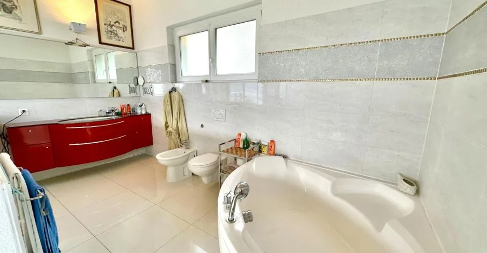 Affascinante casa indipendente da 4.5 locali con vista lago e potenziale di espansione a Bissone – foto 14 di 16
