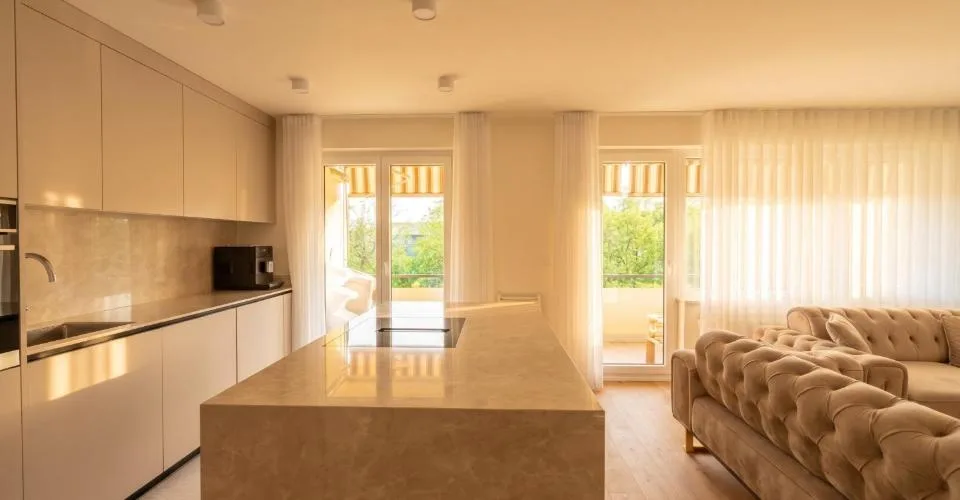 Top Moderne und Renovierte Wohnung mit Wintergarten-Balkon – photo 2 of 13