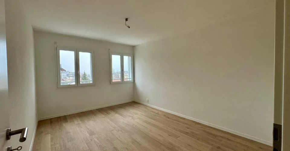 Magnifique attique avec vue superbe, grande mezzanine et transports à proximité immédiate – foto 8 di 26