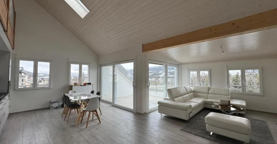 Magnifique attique avec vue superbe, grande mezzanine et transports à proximité immédiate – foto 2 di 26