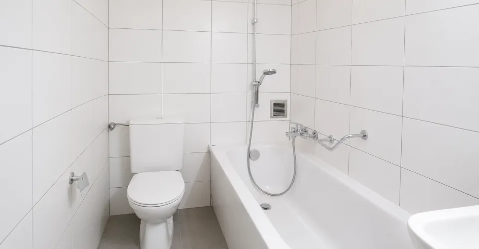 Heller Wohn- und Essbereich, moderne offene Küche und einladender Balkon – photo 5 of 6