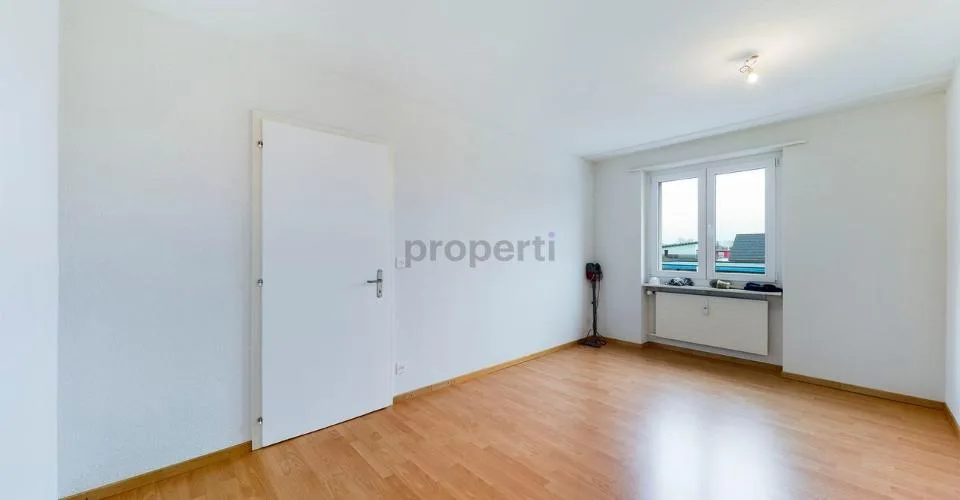 Heller Wohnbereich, gemütlicher Balkon und separates Küchenkonzept – photo 5 of 7