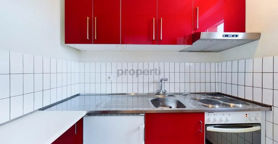 Heller Wohnbereich, gemütlicher Balkon und separates Küchenkonzept – photo 2 of 7