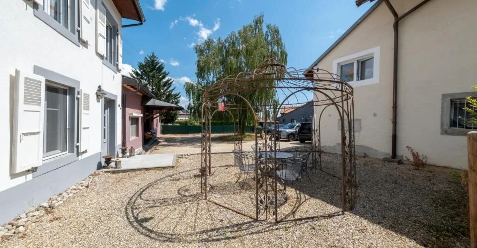 MAISON DE CARACTÈRE AVEC DEUX LOGEMENTS ET DÉPENDANCES – photo 8 sur 13