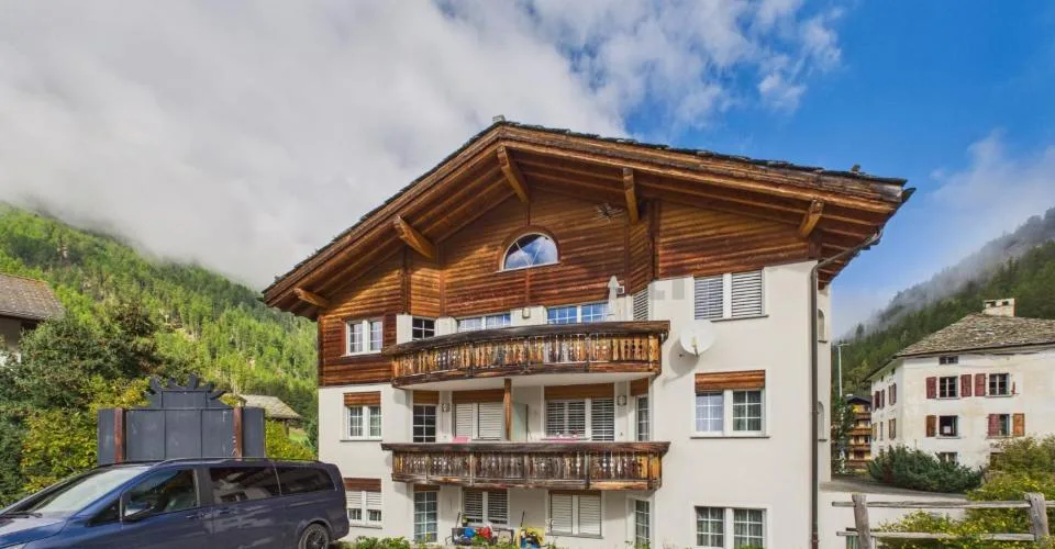 Double garage plus 3 outdoor parking spaces, cozy fireplace and fantastic mountain panorama – photo 15 of 30