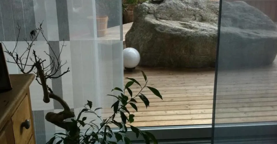 Appartement au rez-de-chaussée fraîchement rénové, deux salles de bains et maison rustique charmante