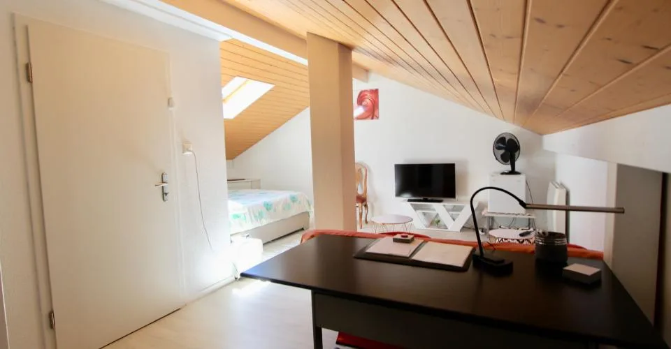 Appartement au dernier étage, sublimé par un puit de lumière et une vue sur le lace – Foto 16 von 24